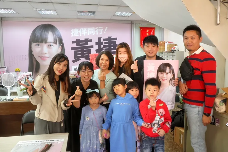 黃捷親和力高，民眾全家出動索取競選海報。黃捷服務處提供