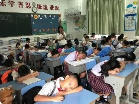 中國奇葩收費 廣西私校生趴著桌子午休也要錢