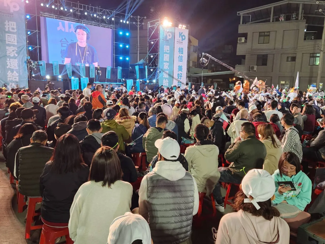柯文哲台中造勢大會開放入場甫半小時,現場就座無虛席。施智齡攝