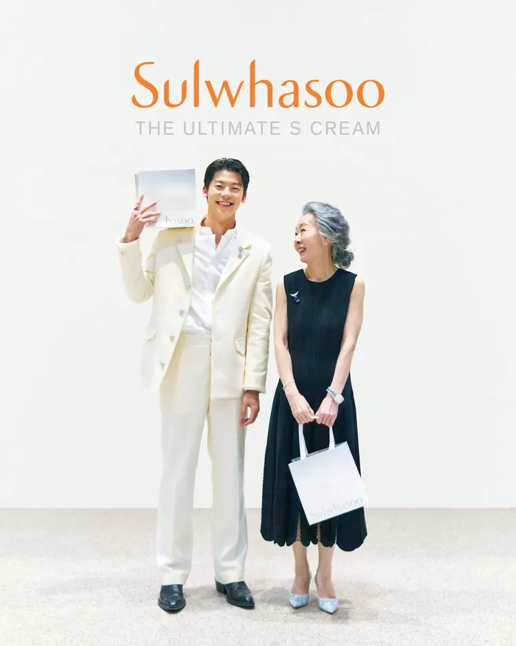 許光漢（左）和韓國影后尹汝貞去年在雪花秀活動上合影。品牌提供