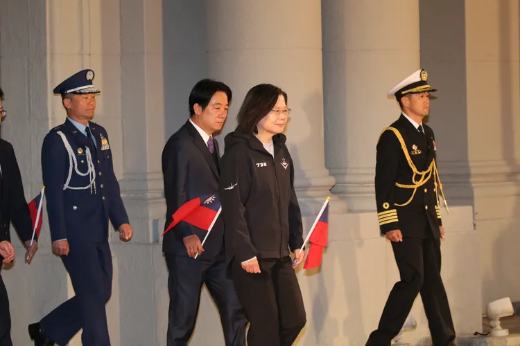 蔡英文和賴清德從府內步出。北市攝影記者聯誼會提供