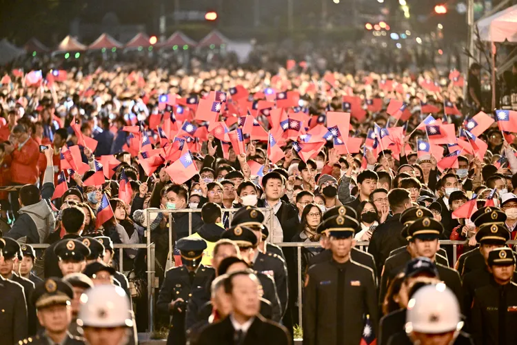 凱達格蘭大道聚集民眾觀禮。北市攝影記者聯誼會提供