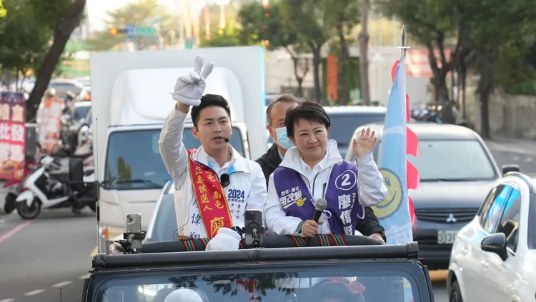 盧秀燕陪同廖偉翔車掃拜票。民眾提供