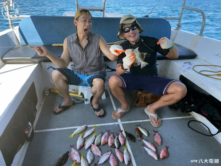 楊一展（右）、鄒承恩前往帛琉，首次一起出海體驗。八大提供