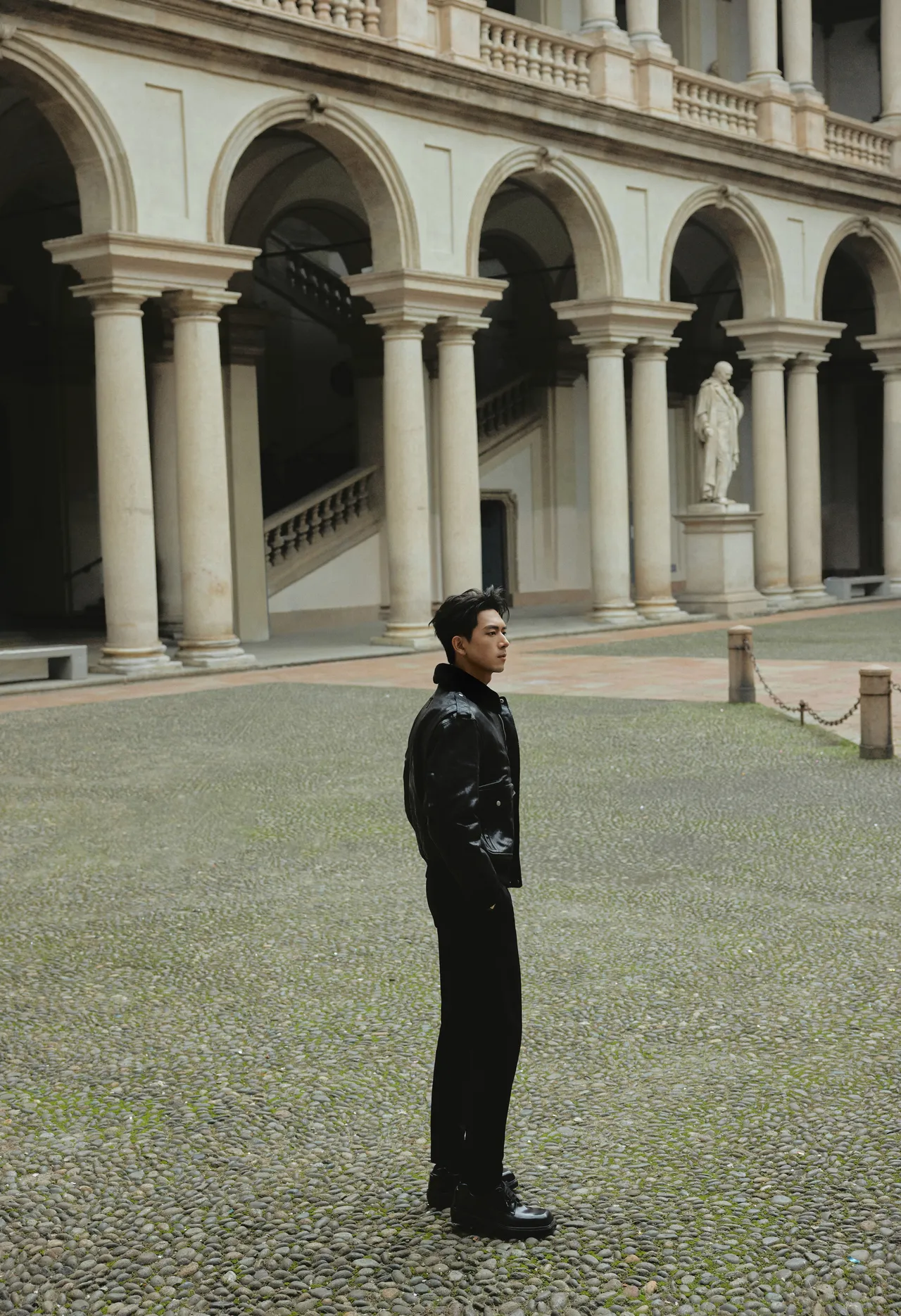 李現一身黑帥勁十足。翻攝李現微博