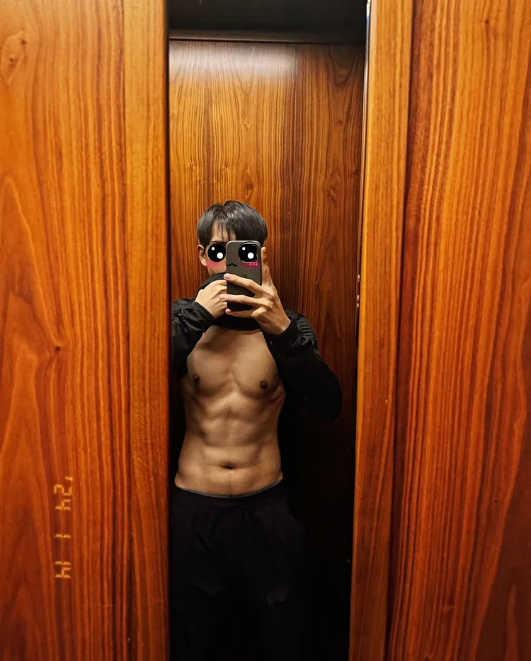 李現撩衣曬健美身材。翻攝李現微博