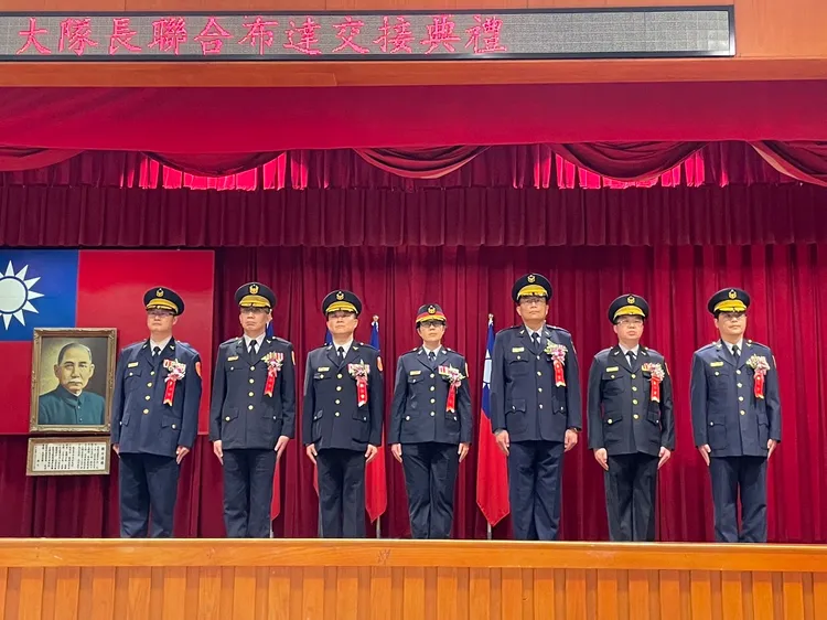 新任瑞芳分局長陳建龍（右3）與新任淡水分局長彭正中（左3）分別擔任過台北市與新北市警局的公關室主任。警察局提供