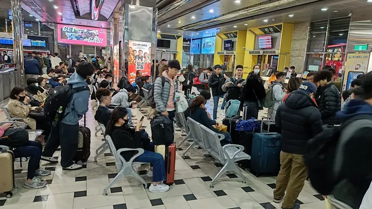 黃揚明指出，昨晚10點多高鐵台北站、台北轉運站等地，湧入排隊返鄉人潮。翻攝自黃揚明臉書