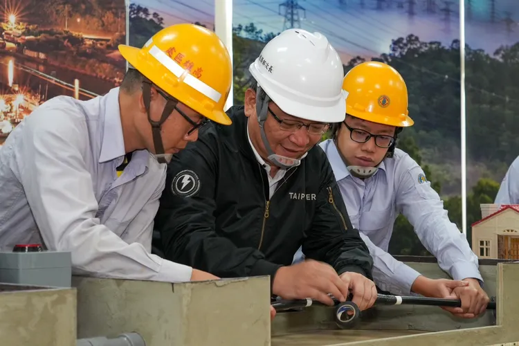 台電代董事長曾文生體驗台電第一線作業，親自操作配電地下電纜的壓接與絕緣處理作業。台電提供