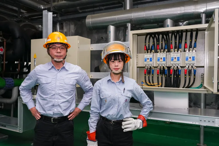 外號「台電學姐」的郭庭均(右)本次擔任選手宣誓代表，也和前輩林岳皇一同代表高雄區處參加節能診斷競賽。台電提供