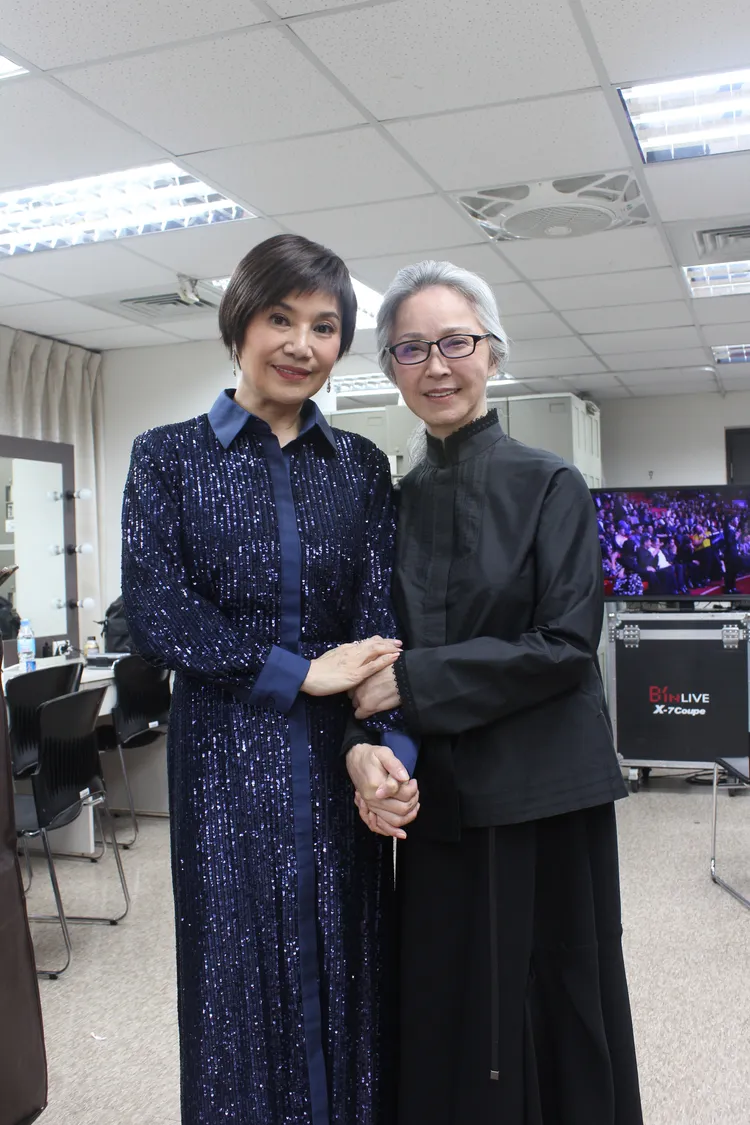 金鐘58戲劇類評審團總召唐美雲（左）親自致意丁強先生的貢獻，李璇也期許代夫傳承對演藝事業的熱誠與正直。亞凰國際娛樂提供