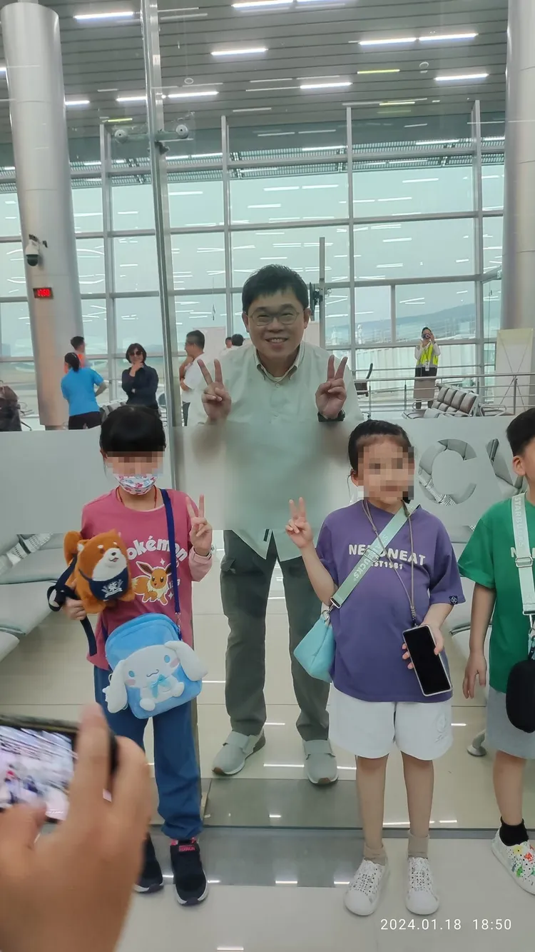 K董隔著落地窗與小朋友親切合影留念。翻攝自臉書「星宇航空 討論區 STARLUX Airlines」