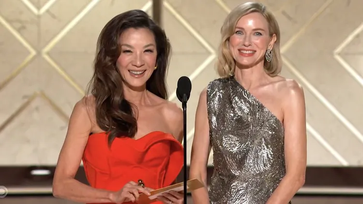 楊紫瓊（左）與娜歐蜜瓦茲一起頒發影后與影帝獎。翻攝金球獎