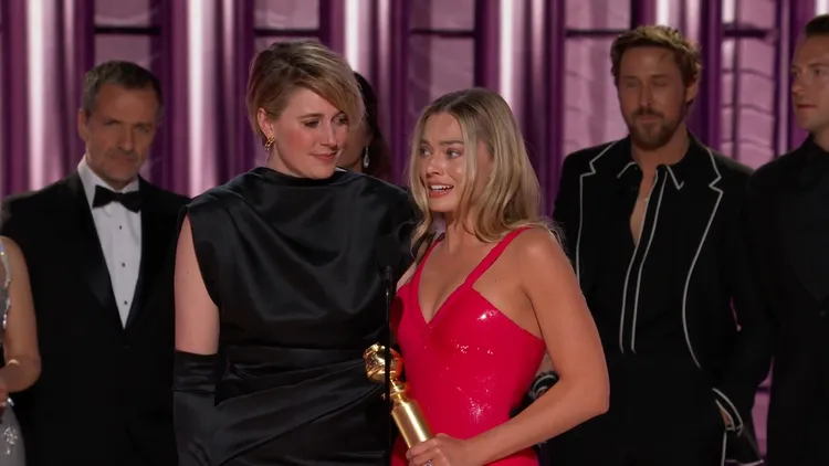 瑪格羅比（右）主演的《Barbie芭比》全球熱賣14.4億美元（約450億元台幣），獲得票房傑出成就獎。翻攝金球獎