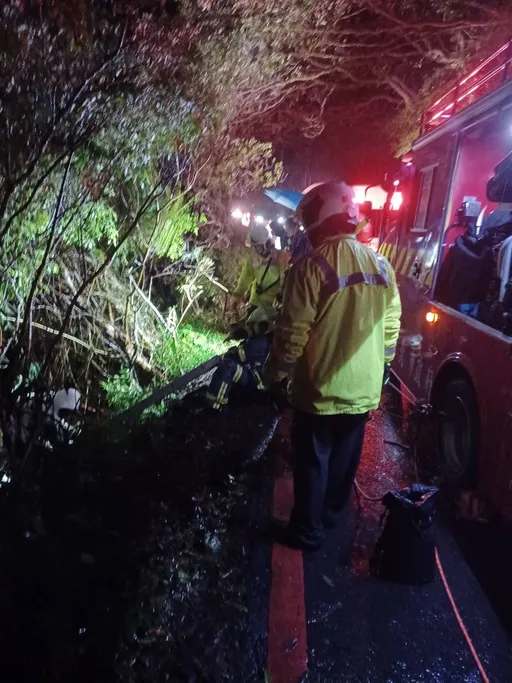 追雪遇险!19岁男租车载2友人冲上山 会车事故滑落边坡