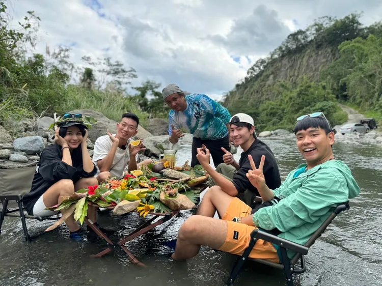 四位主持人艾美、八弟、MAX、阿傑體驗鄉村部落。三立提供
