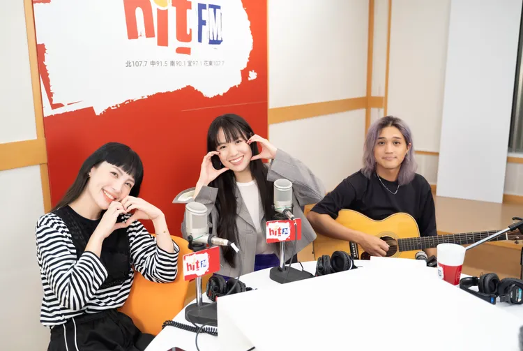 孫盛希（中）跟樂手老師小Bee（右）精心準備多首新歌。Hit Fm聯播網提供