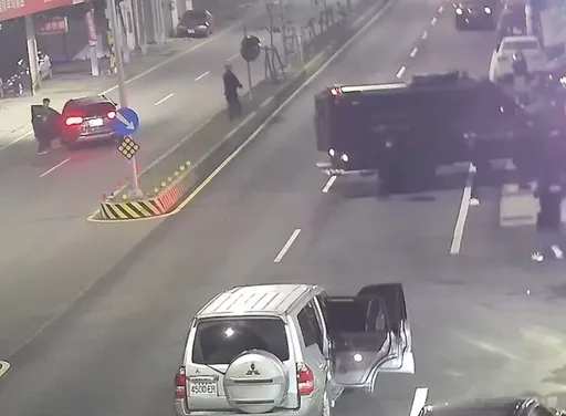 輪式裝甲車攻堅！竹縣警破職業賭場　現場查出這些東西