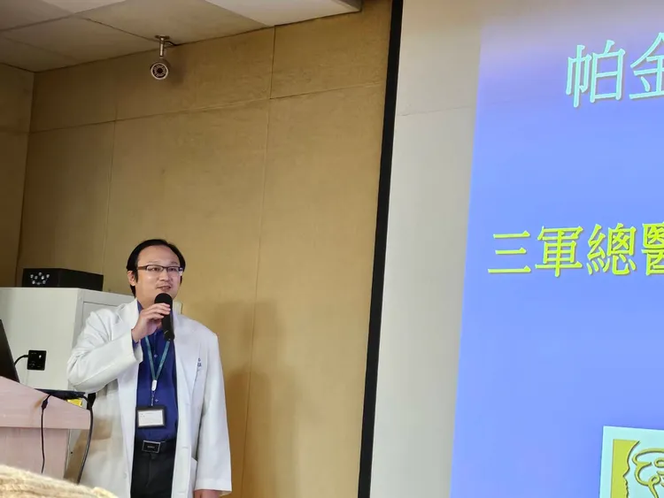 三總神經外科醫師曾冠穎表示，病患越早期接受腦深部電極刺激術，生活品質跟自主性效果越好。林芳如攝