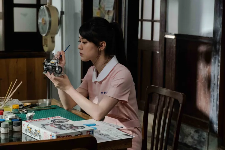 邱偲琹演出個性開朗上進的護理師，努力學習醫療技術。東森提供