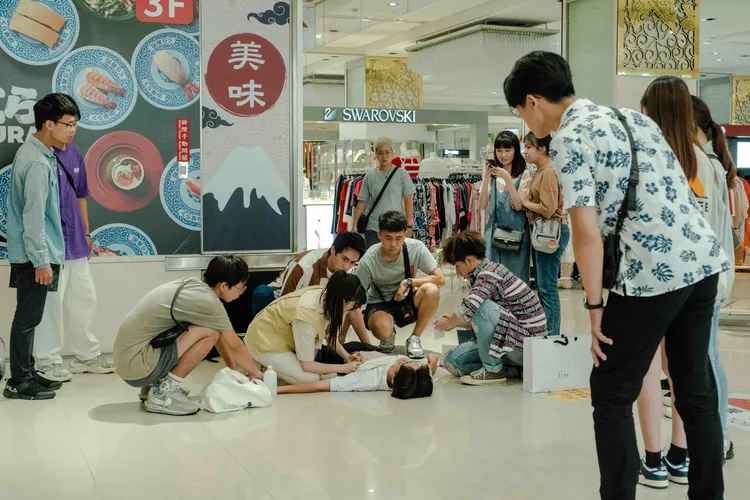 邱偲琹（黃衣）劇中在商場遇需要急救病患，場面緊張。東森提供