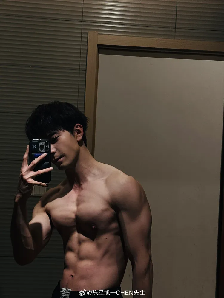 陳星旭在社群上秀出好身材。翻攝陳星旭微博