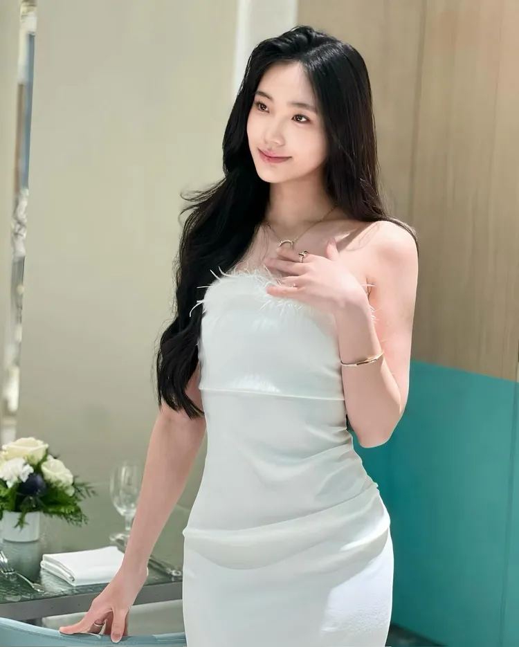 Lily穿上緊身平口洋裝吃下午茶。翻攝Lily IG