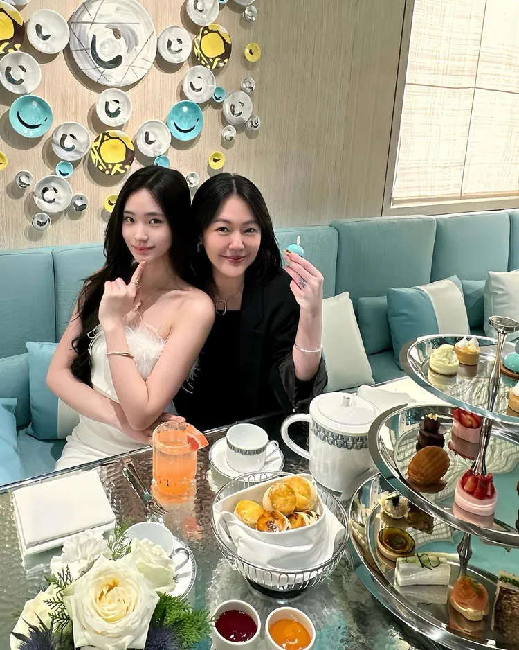 小S（右）與女兒Lily。翻攝小S IG