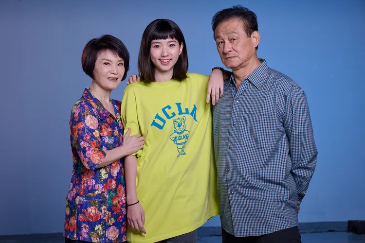 陳慕義（右起）、林玉書和陳瓊美祖孫情深。台視提供