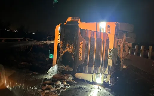 台61線彰化段砂石車翻覆釀2傷 砂石傾瀉一地!害2車再追撞