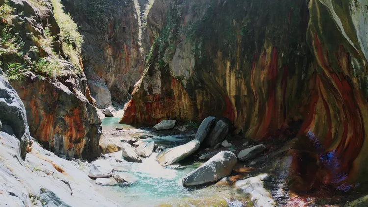 「屏東多向度」獲坎城世界影展最佳旅遊影片 劇照哈尤溪。縣府提供