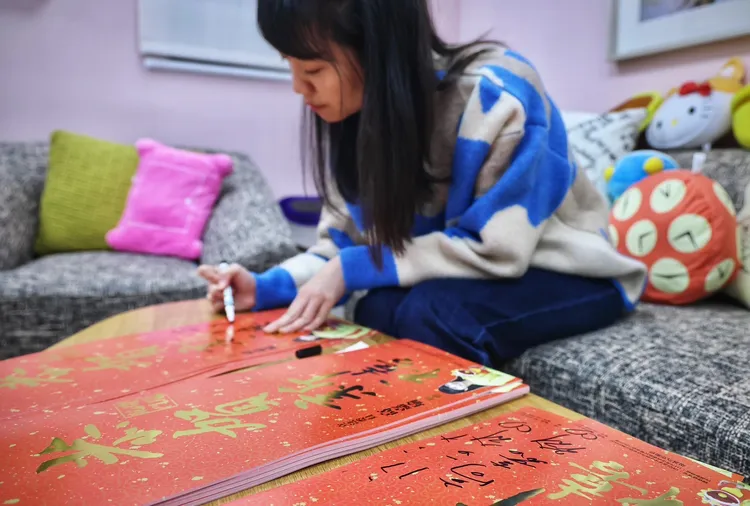 走進辦公室，高嘉瑜正忙著簽春聯，還表示前一天簽了4個小時。林林攝