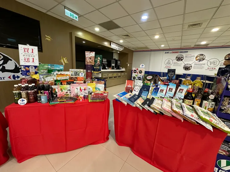 連35天百件買1送1。陳怡文攝