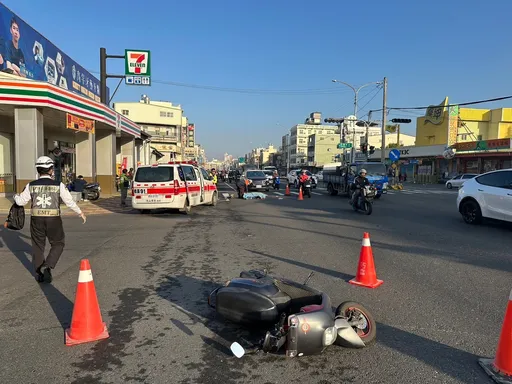 高雄死亡車禍！機車為閃車擦撞貨車　後座女乘客摔地身亡