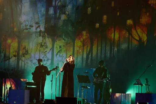 安溥黑絲襪罩衫性感亮相 被歌迷喊「媽媽」吐心聲