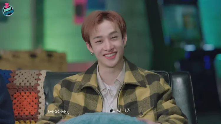 方燦選穿SANDRO黃色格紋外套。翻攝StrayKids YouTube