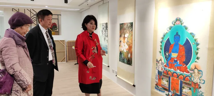 ▲謝麗美女士與貴賓分享交流個人畫作