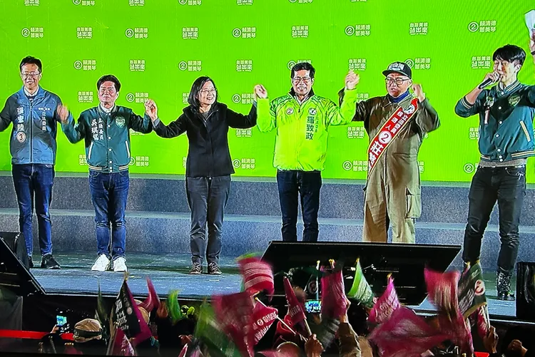 蔡英文拉起新北立委候選人的手喊加油。潘袁詩羽攝