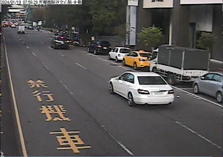 陳女駕駛賓士車前往麥當勞停車場途中。民眾提供