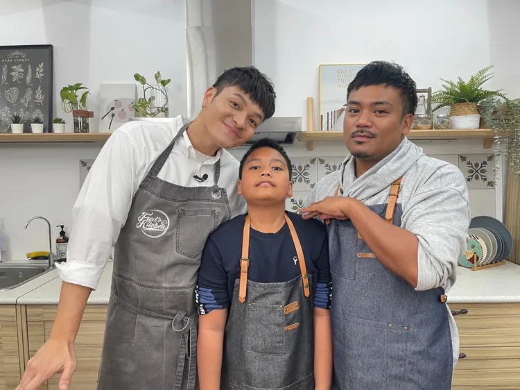 眼看兒子（中）爽吃Fred（右）料理太陶醉，撒基努說：「正因爸爸有回家做晚飯。」全聯提供