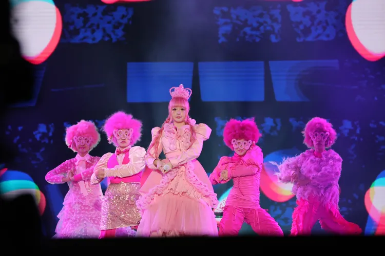 「日本流行教主」卡莉怪妞登台引爆話題。市府提供