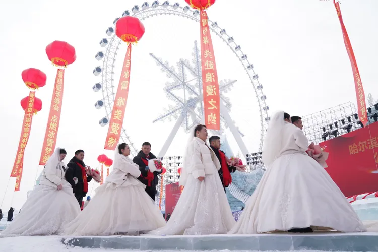 哈爾濱本月6日舉辦了「冰雪集體婚禮」，35對新人參加。新華社