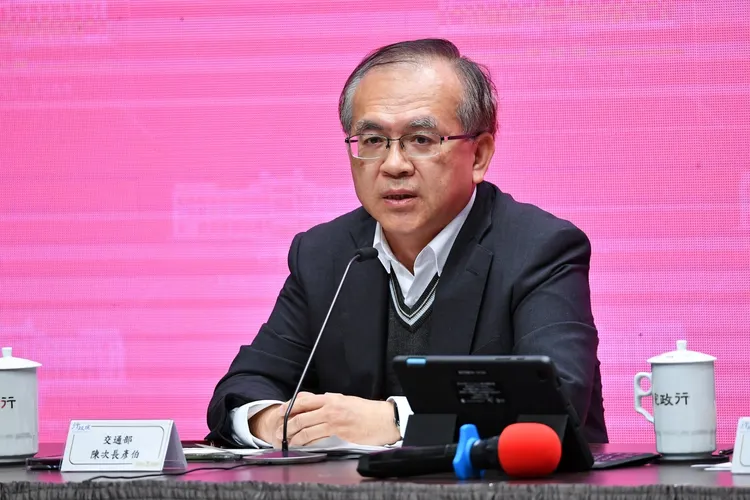 陳彥伯於記者會上回應媒體詢問。政院提供