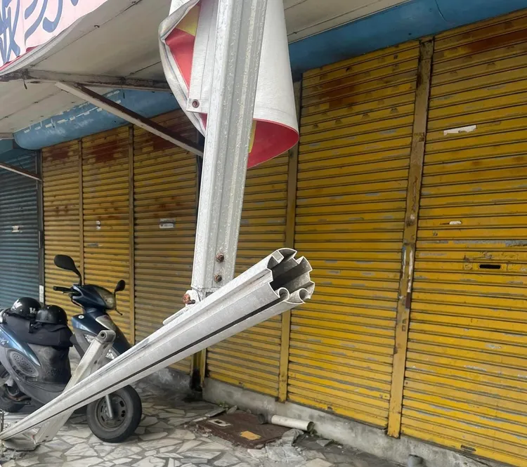 鐵架險穿刺眼！翻攝《記者爆料網》