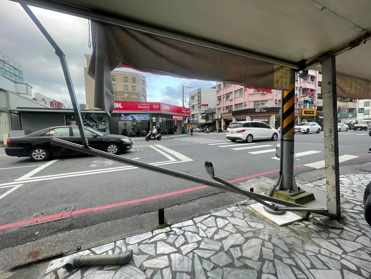 鐵架險穿刺眼！翻攝《記者爆料網》