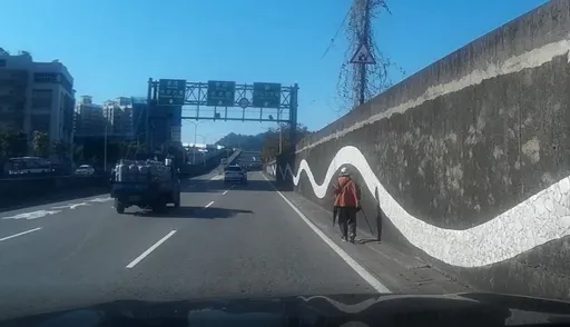 失智婦迷航驚險走上快速道路 新店暖警擋車流救人返家