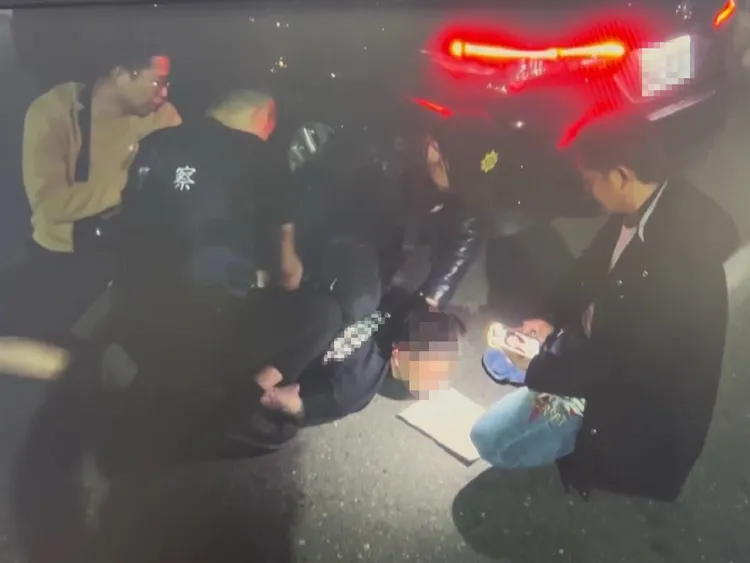 警方兵分多路逮捕犯嫌到案。讀者提供