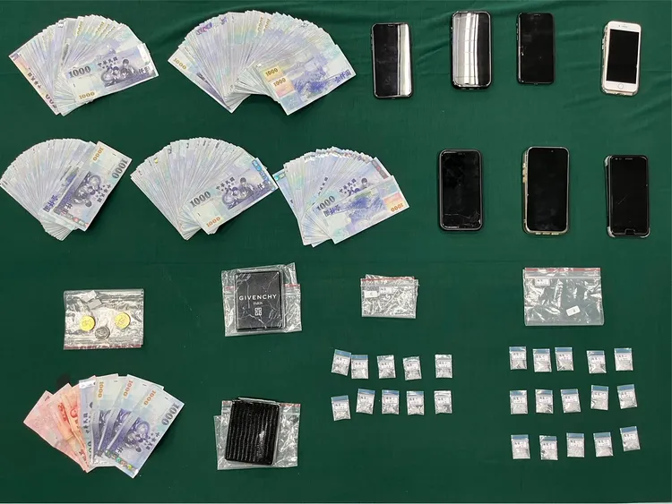 警方起出贓款、手機等證物。警方提供