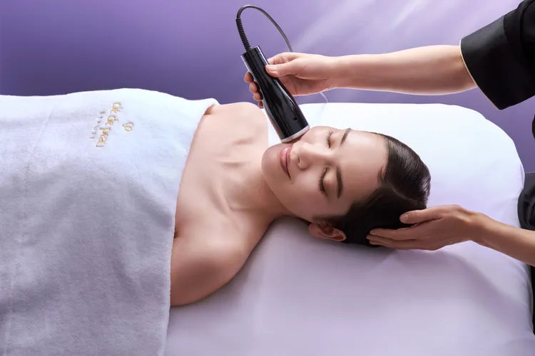 肌膚之鑰創生・極致淨潤塑顏妍療程，引進造價30萬元的創生美膚儀。品牌提供