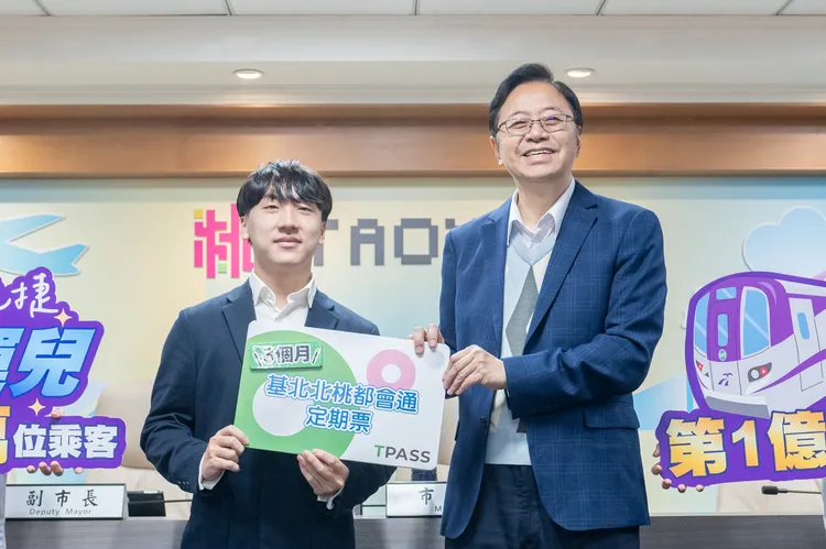 上班族戴振宇成為第1億4,999萬9,996位乘客。桃園市府提供